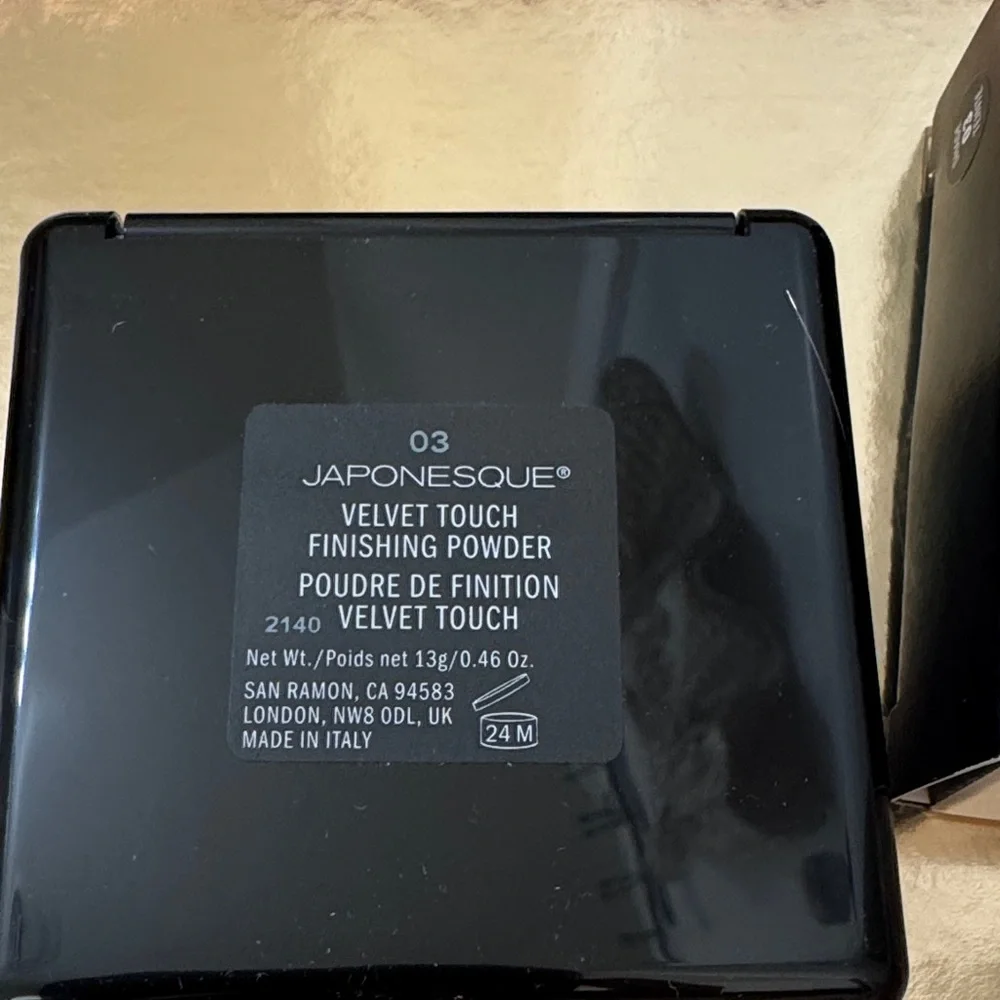 Japonesque Velvet Touch Finishing Powder Shade 3 medium and Free brush